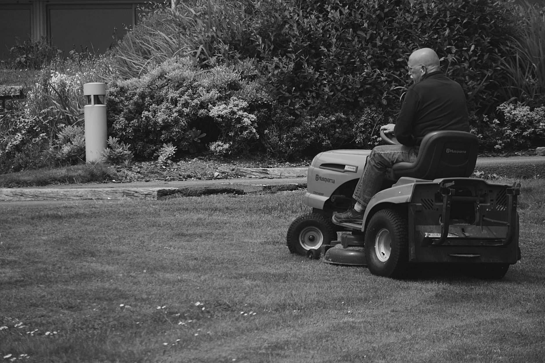 Illustration for: How Do Robot Lawn Mowers Work: A Complete Guide for 2026